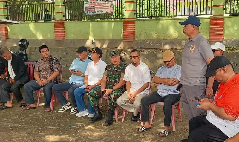 Asisten Pemerintahan dan Kesra Sekda Kota Palu Usman saat meninjau salah satu titik lokasi MTQ XXVIII di Ulujadi, Jumat (10/10/2025). (© Prokopim Setd aKota Palu/Iwan)