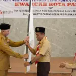 Asisten Bidang Pemerintahan dan Kesejahteraan Rakyat Setda Kota Palu, Usman melepas kontingan Parmuka ke Peran Saka Nasional di Palu, Selasa (28/10/2025). (©Prokopim Setda Kota Palu/Jufri)