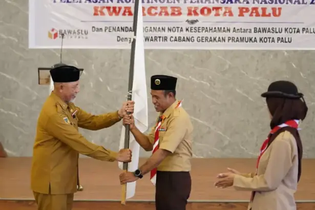 Asisten Bidang Pemerintahan dan Kesejahteraan Rakyat Setda Kota Palu, Usman melepas kontingan Parmuka ke Peran Saka Nasional di Palu, Selasa (28/10/2025). (©Prokopim Setda Kota Palu/Jufri)