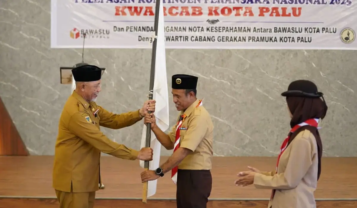 Asisten Bidang Pemerintahan dan Kesejahteraan Rakyat Setda Kota Palu, Usman melepas kontingan Parmuka ke Peran Saka Nasional di Palu, Selasa (28/10/2025). (©Prokopim Setda Kota Palu/Jufri)