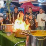 Wawali Imelda (kiri) menyaksikan pramu saji menyiapkan makanan pesanan pembeli pada Festival Kuliner Palu Raasa Bangkok di PGM Palu, Rabu (1/10/2025) malam. (© Prokopim Setda Kota palu/Jufri)