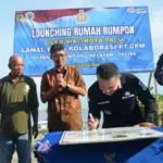 Wali Kota Palu, Hadianto Rasyid (kedua kanan) meneken prasasti rumah rumpon disaksikan Danlanal Palu, PT CPM dan kelompok nelayan di Talise, Rabu (22/10/2025). (©Prokopim Setda Kota Palu/Imron)