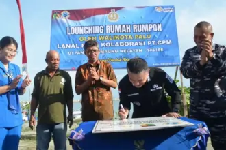 Wali Kota Palu, Hadianto Rasyid (kedua kanan) meneken prasasti rumah rumpon disaksikan Danlanal Palu, PT CPM dan kelompok nelayan di Talise, Rabu (22/10/2025). (©Prokopim Setda Kota Palu/Imron)