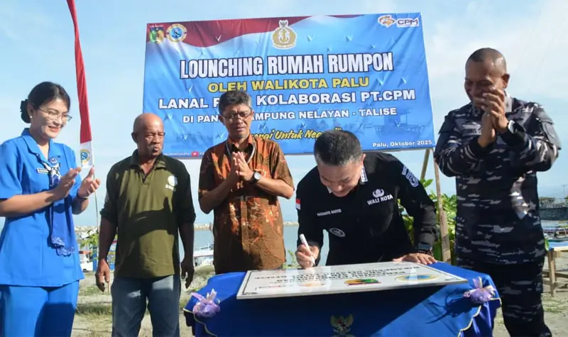 Wali Kota Palu, Hadianto Rasyid (kedua kanan) meneken prasasti rumah rumpon disaksikan Danlanal Palu, PT CPM dan kelompok nelayan di Talise, Rabu (22/10/2025). (©Prokopim Setda Kota Palu/Imron)