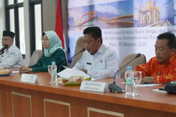 Pembukaan Sekolah Lapang Gempa Bumi di Ruang Rapat Bantaya, Kantor Wali Kota Palu, Kamis (30/10/2025). (©Prokopim Setda Kota Palu/Iwan)