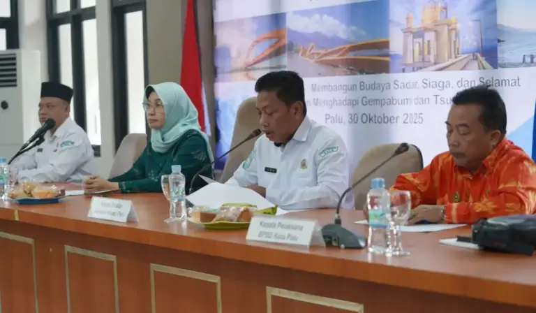 Pembukaan Sekolah Lapang Gempa Bumi di Ruang Rapat Bantaya, Kantor Wali Kota Palu, Kamis (30/10/2025). (©Prokopim Setda Kota Palu/Iwan)