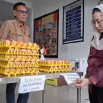 Wawali Imelda saat melakukan sidak harga telur di pasar, Kamis (30/10/2025). (©Prokopim Setda Kota Palu/Jufri)