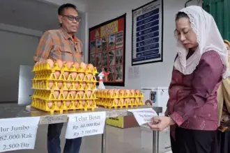 Wawali Imelda saat melakukan sidak harga telur di pasar, Kamis (30/10/2025). (©Prokopim Setda Kota Palu/Jufri)