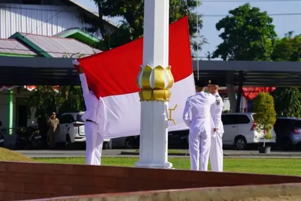 Pengibaran bendera pada upacara peringatan Hari Sumpah Pemuda di Lapangan wali Kota Palu, Selasa (28/10/2025). (©Prokopim Setda Kota Palu/Iwan)
