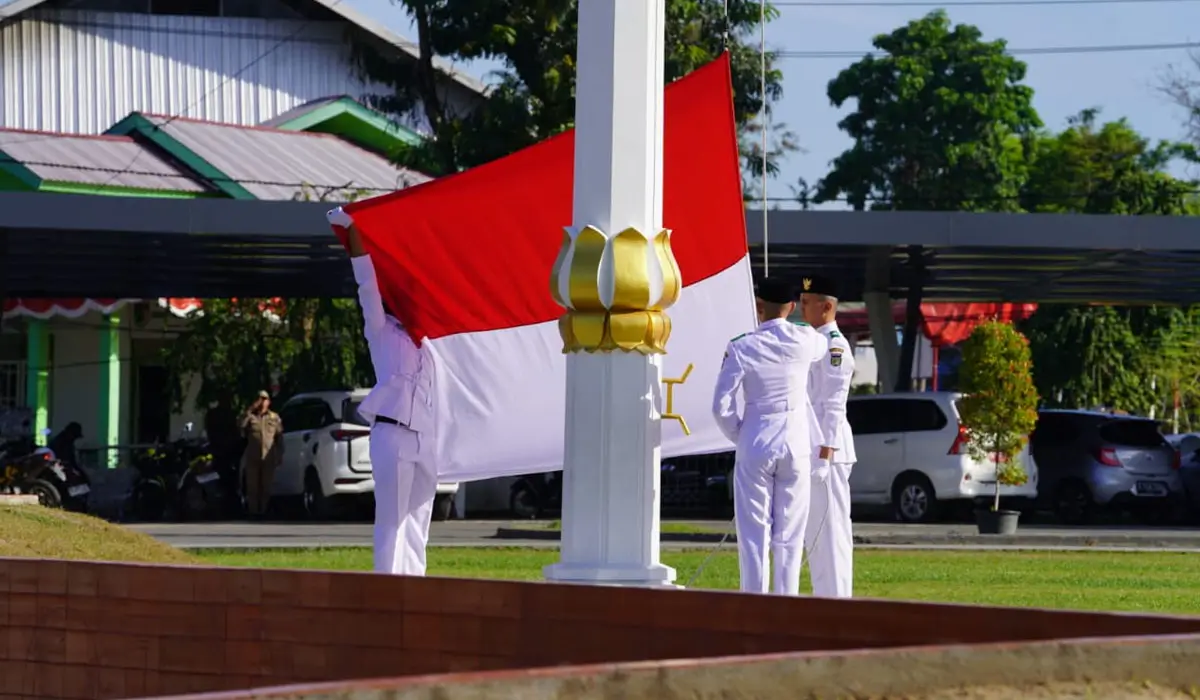 Pengibaran bendera pada upacara peringatan Hari Sumpah Pemuda di Lapangan wali Kota Palu, Selasa (28/10/2025). (©Prokopim Setda Kota Palu/Iwan)