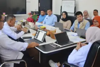 Diskusi antara Sekkot Palu dengan Tim BNG tentang juknis MBG di Ruang Sekda, Rabu (15/10/2025). (© Prokopim Setda Kota Palu/Imron)
