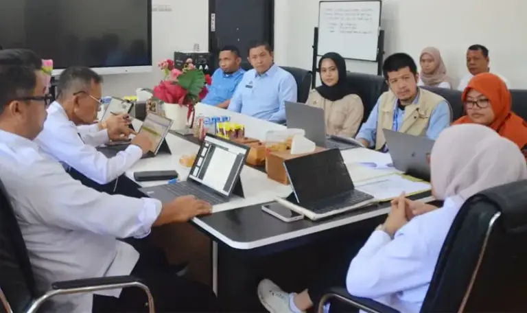 Diskusi antara Sekkot Palu dengan Tim BNG tentang juknis MBG di Ruang Sekda, Rabu (15/10/2025). (© Prokopim Setda Kota Palu/Imron)