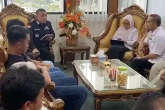 Wali Kota Palu Hadianto Rasyid pada pertemuan dengan pengusaha galian C dan lurah, LPM dan Camat Ulujadi di Ruang kerja Wali Kota Palu, Rabu (22/10/2025). (©Tangkapan layar FB/Hadianto Rasyid)