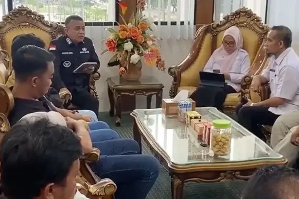 Wali Kota Palu Hadianto Rasyid pada pertemuan dengan pengusaha galian C dan lurah, LPM dan Camat Ulujadi di Ruang kerja Wali Kota Palu, Rabu (22/10/2025). (©Tangkapan layar FB/Hadianto Rasyid)