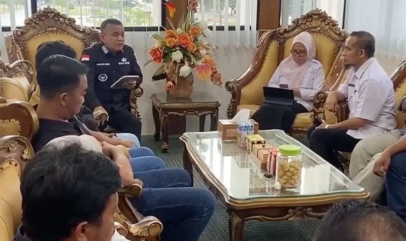 Wali Kota Palu Hadianto Rasyid pada pertemuan dengan pengusaha galian C dan lurah, LPM dan Camat Ulujadi di Ruang kerja Wali Kota Palu, Rabu (22/10/2025). (©Tangkapan layar FB/Hadianto Rasyid)
