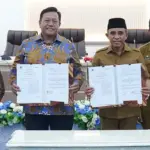 Gubernur Anwar Hafid bersama Dirut PT Telkomsat Lukman Hakim Abdul Ra'uf menunjukkan naskah Mou usai di teken di Palu, Selasa (21/10/2025). (©PPID DIskominfosantik Sulteng)