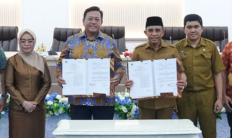 Gubernur Anwar Hafid bersama Dirut PT Telkomsat Lukman Hakim Abdul Ra'uf menunjukkan naskah Mou usai di teken di Palu, Selasa (21/10/2025). (©PPID DIskominfosantik Sulteng)