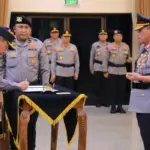 Kapolri Jenderal Pol Listyo Sigit Prabowo (kiri) melantik Irjen Pol. Endi Sutendi sebagai Kapolda Sulteng menggantikan Irjen Pol Agus Nugroho di Jakarta, Rabu (29/10/2025). (©Humas Mabes Polri)