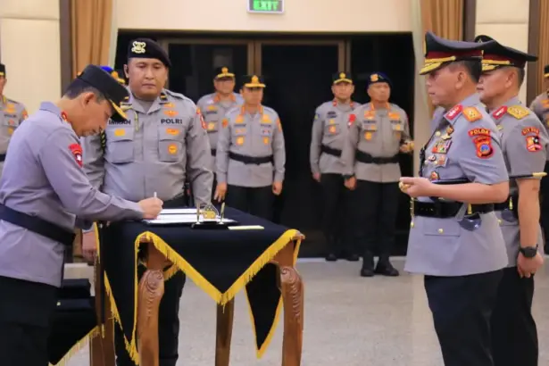 Kapolri Jenderal Pol Listyo Sigit Prabowo (kiri) melantik Irjen Pol. Endi Sutendi sebagai Kapolda Sulteng menggantikan Irjen Pol Agus Nugroho di Jakarta, Rabu (29/10/2025). (©Humas Mabes Polri)