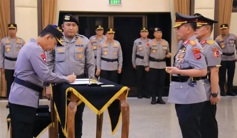Kapolri Jenderal Pol Listyo Sigit Prabowo (kiri) melantik Irjen Pol. Endi Sutendi sebagai Kapolda Sulteng menggantikan Irjen Pol Agus Nugroho di Jakarta, Rabu (29/10/2025). (©Humas Mabes Polri)