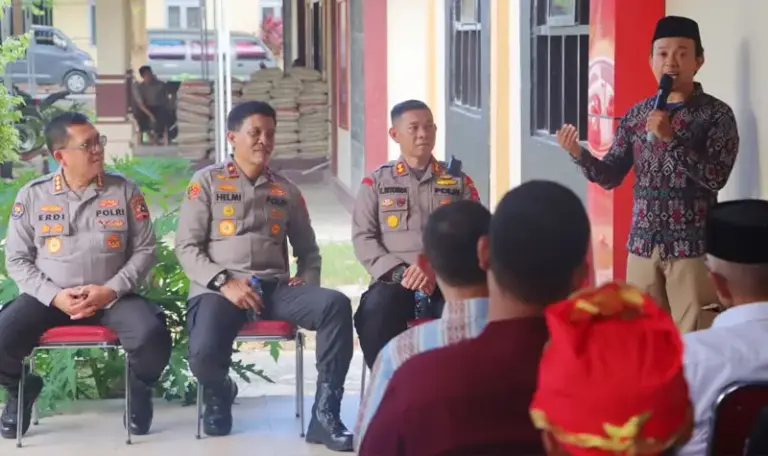 Suasana FGD bertema "Terorisme Musuh Kita Bersama" ysng digelar Divisi Humas Polri melalui Tim Subsatgas Banops Humas Polri di Sigi, Senin (13/10/2025). (© Humas Polda Sulteng)