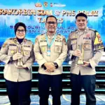 Kasat Reskrim Polres Sigi, IPTU Siti Elminawati (kiri) dan BRIPKA Hamza Ladema (kanan), Bhabinkamtibmas Desa Sonit, Kecamatan Bokan, Polsek Lobangkurung, Polres Banggai Kepulauan usai menerima tropi penghargaan, Rabu (29/10/2025). (©Humas Polda Sulteng)