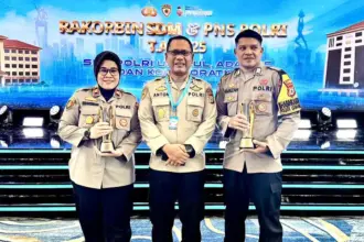 Kasat Reskrim Polres Sigi, IPTU Siti Elminawati (kiri) dan BRIPKA Hamza Ladema (kanan), Bhabinkamtibmas Desa Sonit, Kecamatan Bokan, Polsek Lobangkurung, Polres Banggai Kepulauan usai menerima tropi penghargaan, Rabu (29/10/2025). (©Humas Polda Sulteng)
