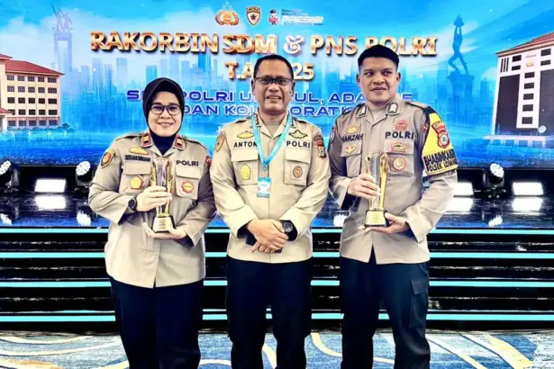 Kasat Reskrim Polres Sigi, IPTU Siti Elminawati (kiri) dan BRIPKA Hamza Ladema (kanan), Bhabinkamtibmas Desa Sonit, Kecamatan Bokan, Polsek Lobangkurung, Polres Banggai Kepulauan usai menerima tropi penghargaan, Rabu (29/10/2025). (©Humas Polda Sulteng)