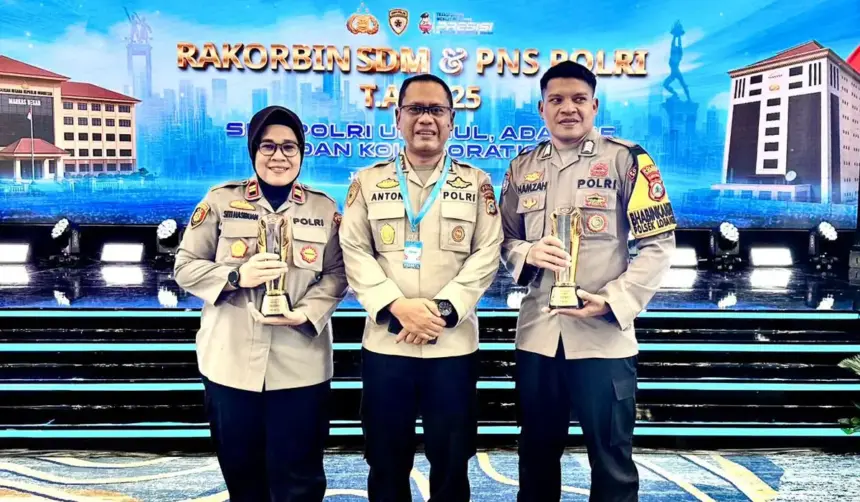 Kasat Reskrim Polres Sigi, IPTU Siti Elminawati (kiri) dan BRIPKA Hamza Ladema (kanan), Bhabinkamtibmas Desa Sonit, Kecamatan Bokan, Polsek Lobangkurung, Polres Banggai Kepulauan usai menerima tropi penghargaan, Rabu (29/10/2025). (©Humas Polda Sulteng)