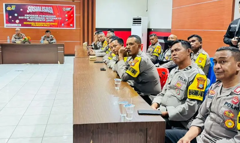 Sejumlah Bhabinkamtibmas mengikuti Sosialisasi SIIP yang dipimpin Kabid Humas Polda Sulteng Kombes Pol Djoko Wienartono di Aula Rupatama Polresta Palu, Rabu (8/10/2025). (© Humas Polda Sutleng)