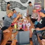 Kabid Humas Polda Sulteng, ombes Pol Djoko Wienartono bersama sejumlah wartawan di Palu, Kamis (2/10/2025). (© Humas Polda Sulteng)