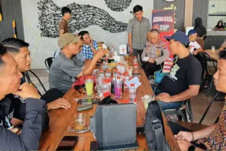 Kabid Humas Polda Sulteng, ombes Pol Djoko Wienartono bersama sejumlah wartawan di Palu, Kamis (2/10/2025). (© Humas Polda Sulteng)