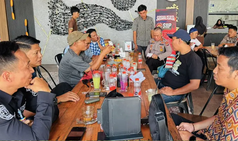 Kabid Humas Polda Sulteng, ombes Pol Djoko Wienartono bersama sejumlah wartawan di Palu, Kamis (2/10/2025). (© Humas Polda Sulteng)