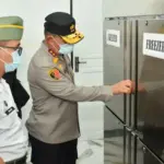 Kapolda Sulteng Irjen POl AGus Nugroho mengecek preezer di SPPG YKB yang baru diresmikannya, Rabu (1/10/2025). (© Humas Polda Sulteng)