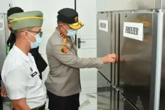 Kapolda Sulteng Irjen POl AGus Nugroho mengecek preezer di SPPG YKB yang baru diresmikannya, Rabu (1/10/2025). (© Humas Polda Sulteng)