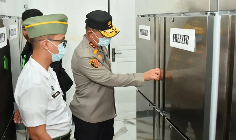 Kapolda Sulteng Irjen POl AGus Nugroho mengecek preezer di SPPG YKB yang baru diresmikannya, Rabu (1/10/2025). (© Humas Polda Sulteng)