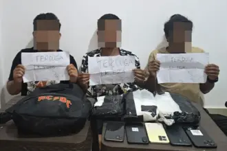Dari kiri ke kanan: YF (24) warga Gumbasa, Kabupaten Sigi, HE (24), warga Mojokerto, Jawa Timur, dan MN (38), warga Kelurahan Kamonji, Kecamatan Palu Barat, Kota Palu. (© Ditresnarkoba Polda Sulteng)