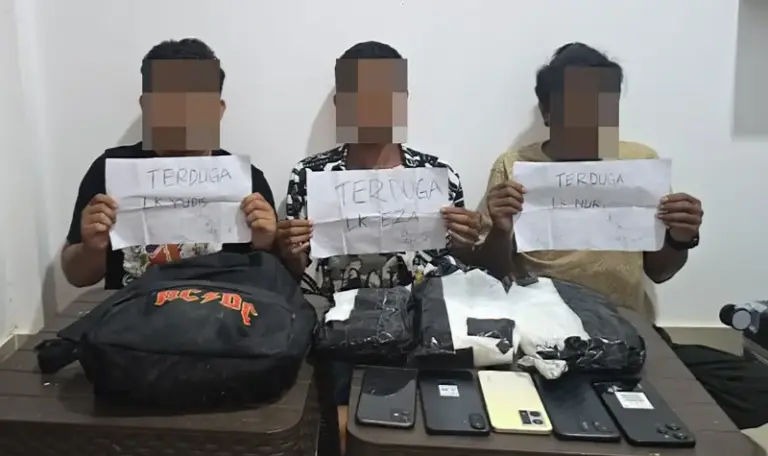 Dari kiri ke kanan: YF (24) warga Gumbasa, Kabupaten Sigi, HE (24), warga Mojokerto, Jawa Timur, dan MN (38), warga Kelurahan Kamonji, Kecamatan Palu Barat, Kota Palu. (© Ditresnarkoba Polda Sulteng)