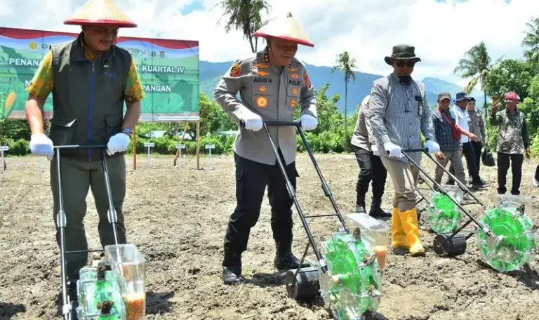 Kapolda SUlteng Irje Pol Agus Nugroho (kedua kiri) menanam jagung pada panen serentak di Palu, Rabu (8/10/2025). (© Humas Polda Sulteng)