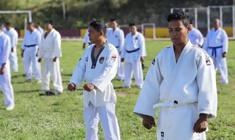 Sejumlah personel Polda SUlteng mengikuti ujian beladiri untuk kenaikan pangkat di Palu, Selasa (14/10/2025). (© Humas Polda Sulteng)
