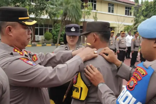 Kapolresta Palu Kombes Pol Deny Abrahams menyematkan bet menandai peresmian program Pamapta Polresta Palu, Senin (27/10/2025). (©Humas Polresta Palu)