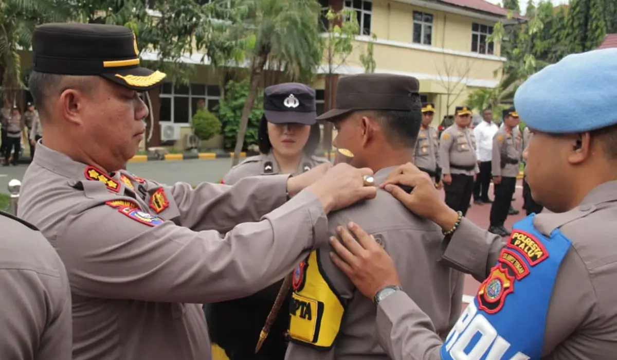 Kapolresta Palu Kombes Pol Deny Abrahams menyematkan bet menandai peresmian program Pamapta Polresta Palu, Senin (27/10/2025). (©Humas Polresta Palu)