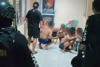 Sejumlah remaja yang digelandang ke Mapolresta Palu karena terlibat tawuran geng motor di Jalan Veteran Palu, Rabu (15/10/2025). (© Humas POlresta Palu)