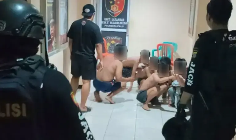 Sejumlah remaja yang digelandang ke Mapolresta Palu karena terlibat tawuran geng motor di Jalan Veteran Palu, Rabu (15/10/2025). (© Humas POlresta Palu)