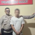 IF, tukang parkir yang meludahi pengunjung setelah ditangkap aparat Polsek Palu Barat, Selasa (14/10/2025). (© Humas Polresta Palu)