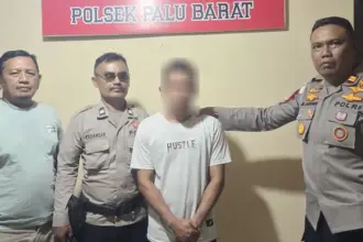 IF, tukang parkir yang meludahi pengunjung setelah ditangkap aparat Polsek Palu Barat, Selasa (14/10/2025). (© Humas Polresta Palu)