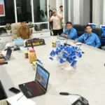 Gubernur Sulteng Anwar Hafid menyimak pemaparan Satgas PKA di Ruang Kerja Gubernur, Selasa (14/10/2025). (© Satgas PKA Sulteng)
