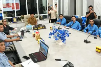 Gubernur Sulteng ANwar Hafid menyimak pemaparan Satgas KPA di Ruang Kerja Gubernur, Selasa (14/10/2025). (© Satgas KPA Sutlegn)