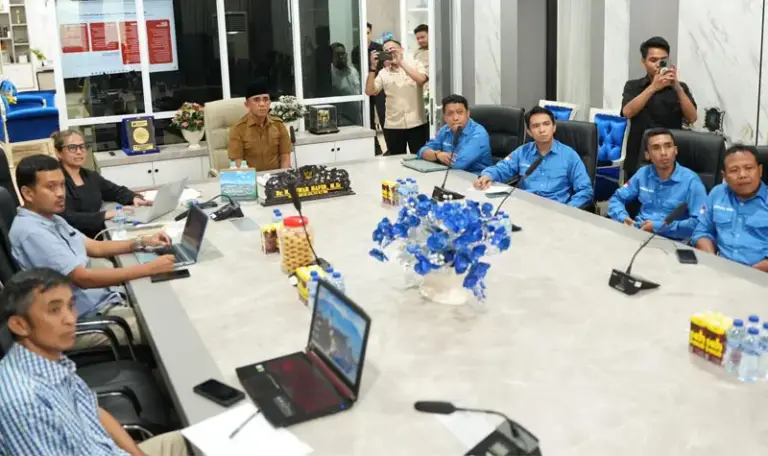 Gubernur Sulteng Anwar Hafid menyimak pemaparan Satgas PKA di Ruang Kerja Gubernur, Selasa (14/10/2025). (© Satgas PKA Sulteng)