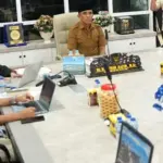 Gubernur Sulteng Anwar Hafid (tengah) bersama Ketua Satgas PKA Eva Bande di Ruang Kerja Gubernur, Selasa (14/10/2025). (© Satgas PKA Sulteng)